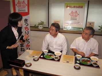 写真：副知事とともにメニューの説明を聞く様子