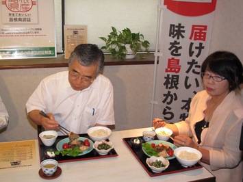 写真：試食の様子