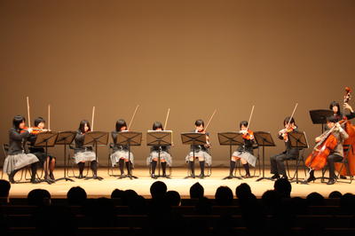 写真：益田翔陽高校弦楽同好会による演奏