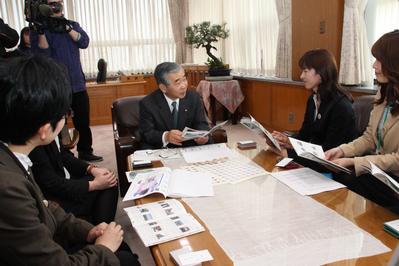 写真：懇談の様子
