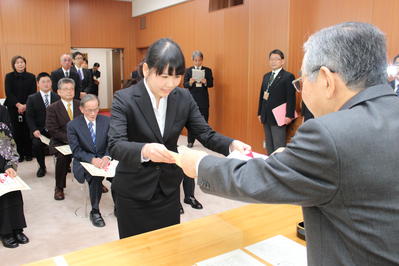 表彰の様子島根県立大学環境倶楽部「しまえっこ」三村さん