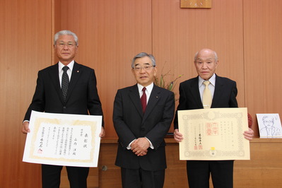 左から山内洋さん、知事、森下孝明さん