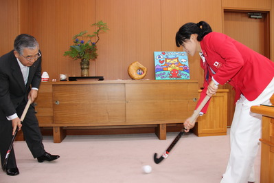 写真：錦織選手と知事のパス練習の様子