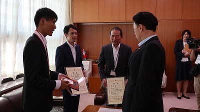 盾と賞状を披露
