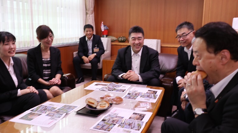 赤てんぱんを頬張る知事と笑顔のみなさん