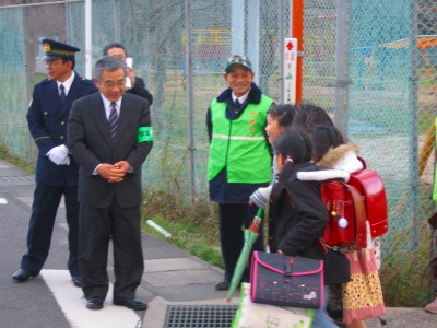 下校中の子ども達に声をかける知事