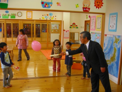 保育園で子ども達と遊ぶ知事