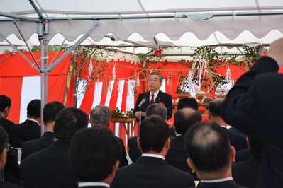 式典で挨拶を述べる知事の写真