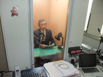 拉致被害者にラジオで呼びかける知事の写真