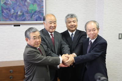 デルタ工業社、浜田市、県の３者で握手を交わす写真