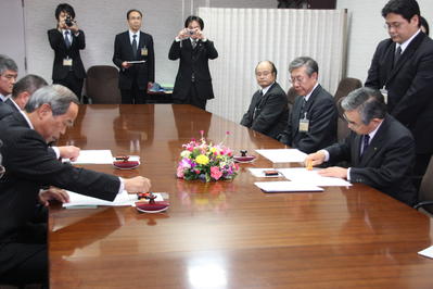 協定書にサインする知事の写真