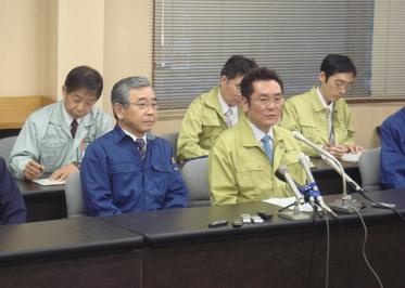 農水省松木政務官とともに記者会見に臨む知事の写真