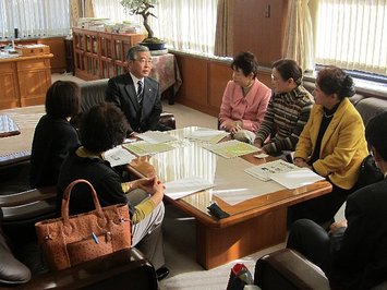 女性の会のみなさんと懇談する知事の写真