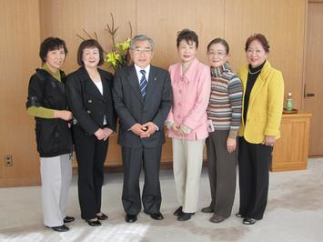 女性の会のみなさんと記念撮影する知事の写真