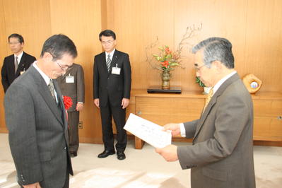 表彰状を授与する知事の写真