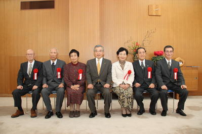 知事と一緒に記念撮影をされる受賞者の皆さんの写真
