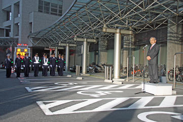 歳末特別警戒にあたる警察官を督励する知事の写真