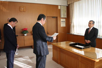 杉原理事長のあいさつを受ける知事
