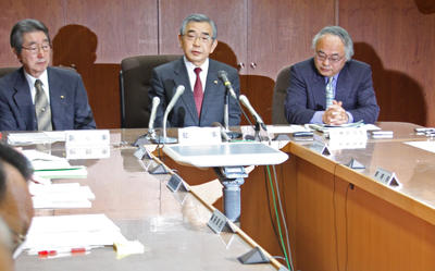 危機管理対策本部会議で発言する知事の写真