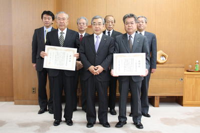 感謝状が贈られたみなさんと記念撮影