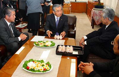 県養鶏協会のみなさんのご意見をお聞きする知事の写真