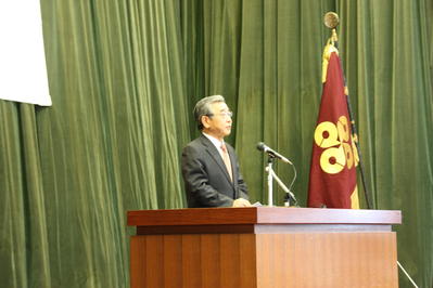 職員に訓示する知事の写真