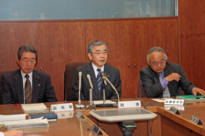 危機管理対策本部会議で防疫措置完了を述べる知事の写真
