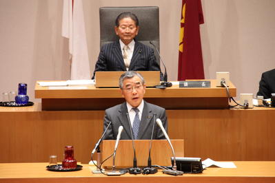 6月定例県議会で提案理由を述べる知事の写真