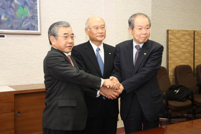 中電工の細田社長、宇津浜田市長と握手を交わす知事の写真