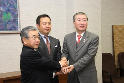 野津社長、松浦松江市長と握手を交わす知事の写真