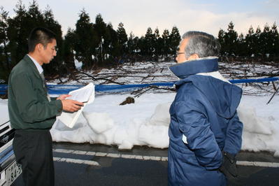 ぶどう棚の倒壊状況を視察する知事