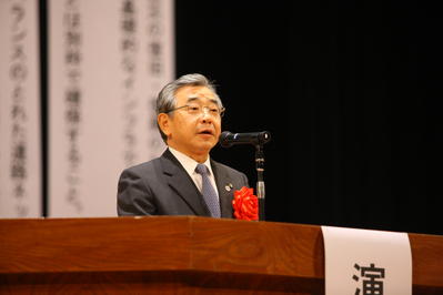あいさつする知事