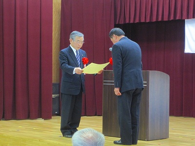 志津見ダム対策同盟会へ感謝状を贈呈する知事