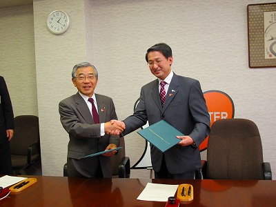 鳥取県の平井知事と協定を交わす溝口知事
