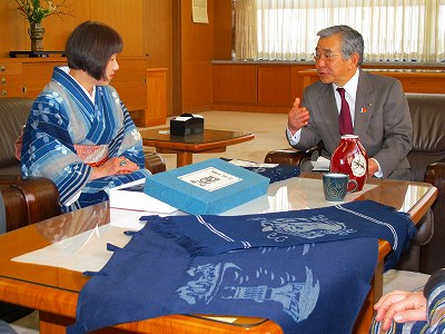 永田さんと広瀬絣の技法について聞く知事