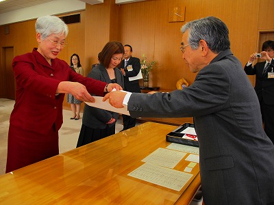 県文化奨励賞の贈呈する知事