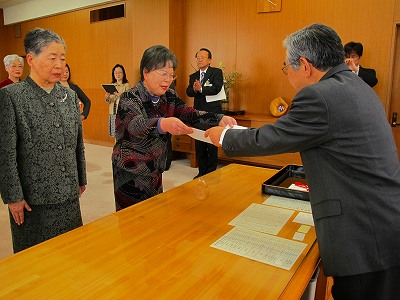 県文化奨励賞を贈呈する知事