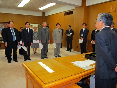 退職教員に対して感謝の言葉を述べる知事の写真