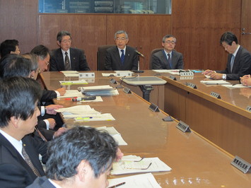各部局長からの報告を受ける知事
