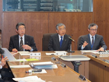 考えを示す知事