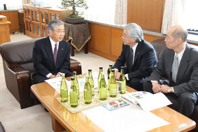 震災支援市町村会議であいさつする知事