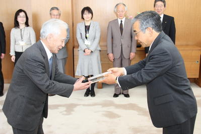 表彰状を贈呈する知事