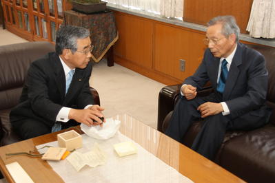 原さんと対談する知事