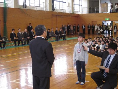 夢を発表する児童