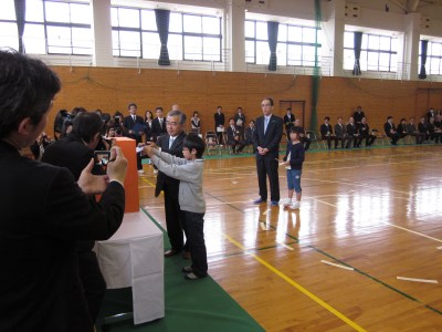 タイムカプセルに保管する児童と知事