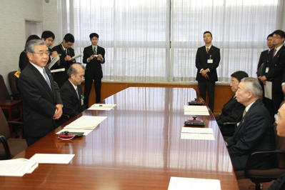 感謝状を贈呈する知事の写真
