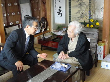 塩野さんに語りかける知事