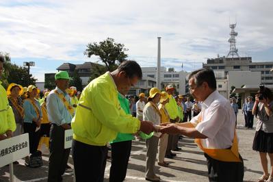 知事メッセージを手渡す知事