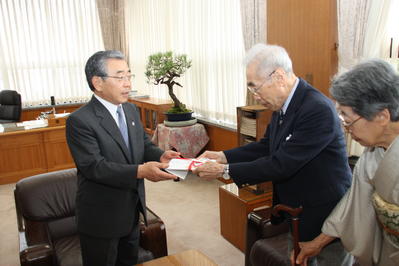 松平直壽さんから目録を受け取る様子