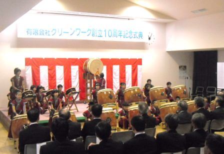 地元小学生による豊年太鼓